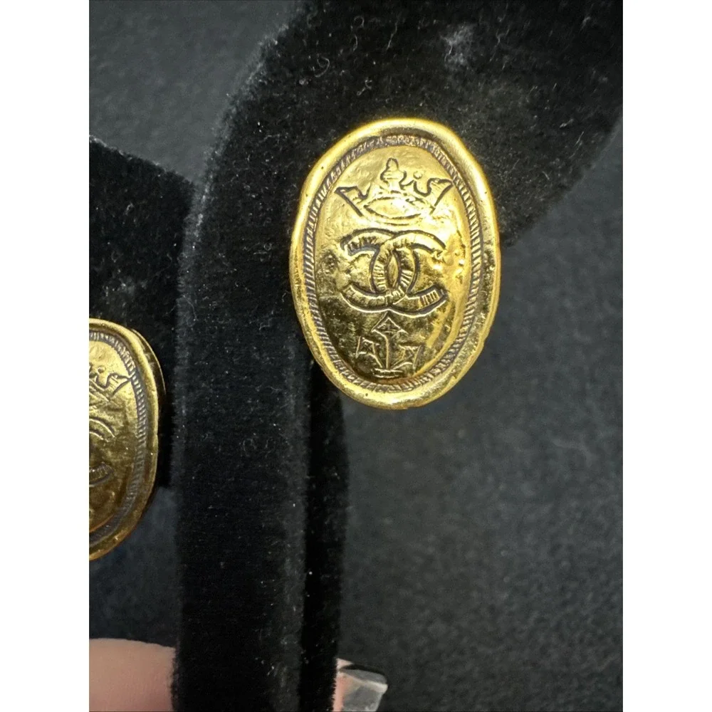 1980s Karl Lagerfeld-era Chanel, Collection 26 Gold Tone Clip On Earrings France